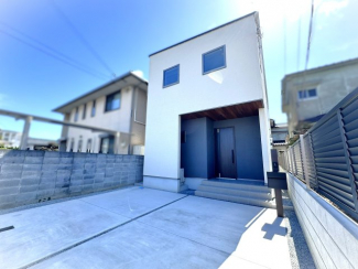 スタイリッシュな外観。並列駐車2台可。