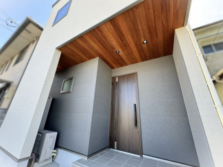 ポーチ軒天は無垢板張り