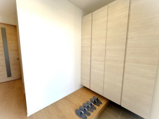 玄関右手には大容量収納を設置しています。靴やヘルメット、外遊びの道具なども収納できます♪