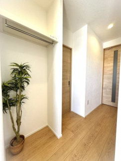 玄関ホールにはオープンクローク／アウターやバッグを収納して手ぶらでリビングへ