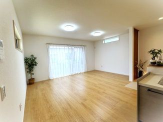 大開口窓からたっぷり光を取り込みます♪