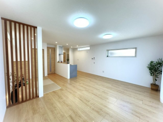 リビングと畳コーナーを緩やかに仕切る格子