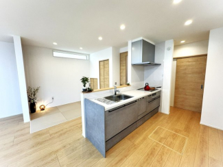 カルクグレー色のシステムキッチン♪