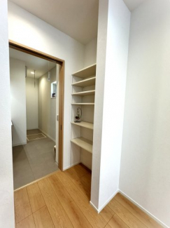 パントリー／キッチンと洗面室の間に設置しました♪壁の両面に収納可能です。食材だけでなく、お子様の着換えや書類の保管場所としてもＧＯＯＤ♪