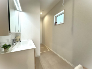 廊下とキッチンからアクセスできる２ウェイ洗面所♪家事がサクサク進みます♪