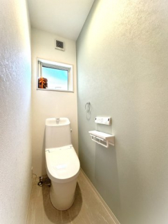 清潔感あるトイレスペース／アクセントクロスがかわいい♪