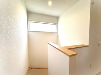 大きな窓から光が降り注ぐ明るい階段ホール♪