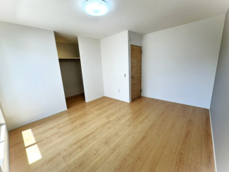 バルコニーに面した主寝室♪一面がアクセントクロスになっています。