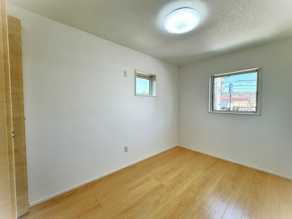 デザイン窓がアクセントになった2階洋室