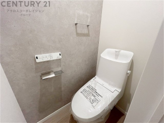 温水洗浄便座付トイレは温水洗浄機能により、暖かい水でおしりを洗浄することができ、冷たい水を使う従来の便座に比べ、温水洗浄機能で暖かいトイレを提供し、快適な使用を可能にします。
