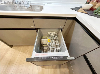 手洗いに比べて時間や労力を節約できることです。また、高温のお湯で洗浄されるため、雑菌や細菌を殺菌する効果もあります。さらに、乾燥機能があるため、手で拭く手間も省け衛生的に保管できます。
