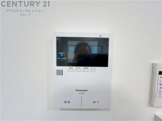 訪問者が来たときにテレビ画面で確認できるため、安心してドアを開けられます。録画機能があるものもあり、留守中に来訪者を記録しておくことができます。利便性が高く、セキュリティ面でも安心です
