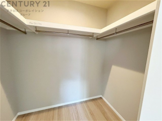 収納力が高く洋服や小物を整理しやすく、更衣室のように使え、部屋がすっきり保てます。収納の配置を自由に調整でき、換気性が良く防湿・防虫対策も可能。快適で機能的な生活空間を実現できます♪
