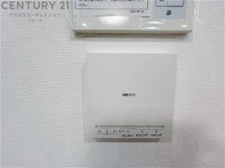 式床暖房は、効率的な暖房システムであり、床からの温かさが快適な環境を提供します。床全体が均一に暖まり足元からの暖かさが感じられます。また空気の循環が少ないため、ホコリやアレルゲンの拡散を抑えます。
