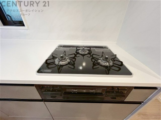 多数の調理器具を同時に使用でき、料理の効率化が可能。省エネで節約になり、様々な料理スタイルに適応できます。また、火力調整が独立しており、手入れや掃除もしやすく、今よりもっとお料理が楽しくなるかも。
