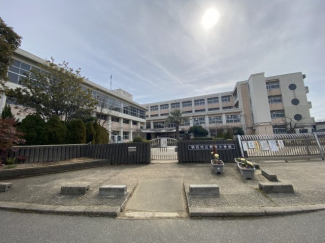 和坂小学校まで約620ｍ