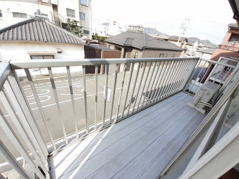 暖かな日差しのふりそそぐバルコニー
