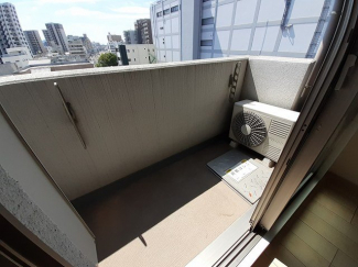 暖かな日差しのふりそそぐバルコニー