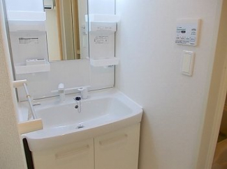 明るい洗面所です
