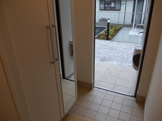 毎日通る玄関はこちらです