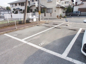 車をお持ちの方に嬉しい駐車場付きの物件です