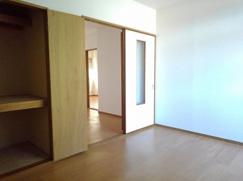 明るい色調の室内です