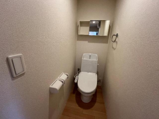 冬も暖か温水便座　棚もあります
