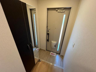 大きな下駄箱には姿見付き