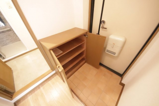 収納もある玄関です