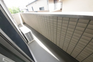 暖かな日差しのふりそそぐバルコニー