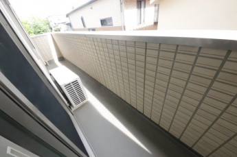 暖かな日差しのふりそそぐバルコニー