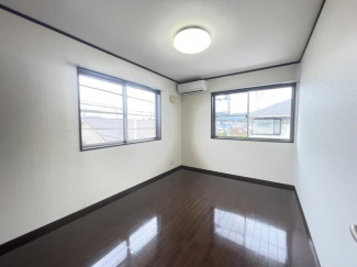 ２階６畳の洋室。南面の明るい洋室です。