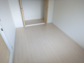 落ち着いて過ごせるお部屋なので、寝室にいかがでしょうか