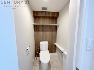 温水洗浄便座付トイレは温水洗浄機能により、暖かい水でおしりを洗浄することができ、冷たい水を使う従来の便座に比べ、温水洗浄機能で暖かいトイレを提供し、快適な使用を可能にします。