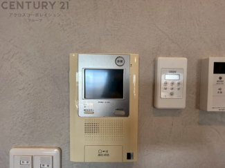 訪問者が来たときにテレビ画面で確認できるため、安心してドアを開けられます。録画機能があるものもあり、留守中に来訪者を記録しておくことができます。利便性が高く、セキュリティ面でも安心です