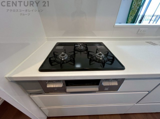 多数の調理器具を同時に使用でき、料理の効率化が可能。省エネで節約になり、様々な料理スタイルに適応できます。また、火力調整が独立しており、手入れや掃除もしやすく、今よりもっとお料理が楽しくなるかも。