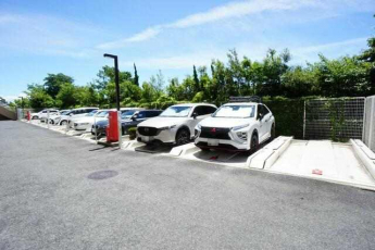 敷地内駐車場に空きがございます（要確認）。