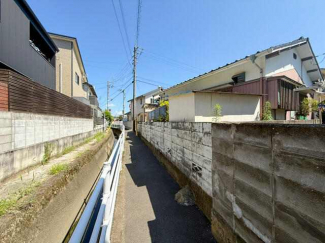 北側道路から県道１９号線に続いています。この道を通ればダイレ