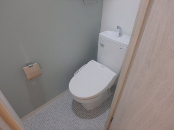 落ち着いた色調のトイレです