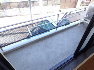 暖かな日差しのふりそそぐバルコニー