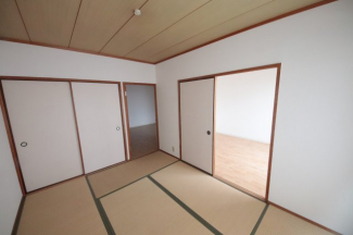 広くて明るい寝室