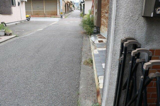 前面道路との境界付近です