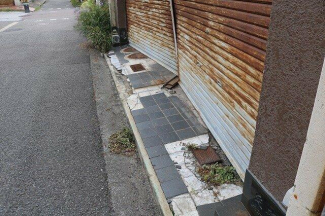 前面道路との境界付近です