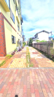 建物南側のインターロッキング敷道路