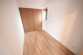 落ち着いて過ごせるお部屋なので、寝室にいかがでしょうか