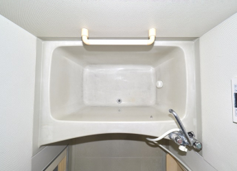 お風呂は高温差し湯式です。