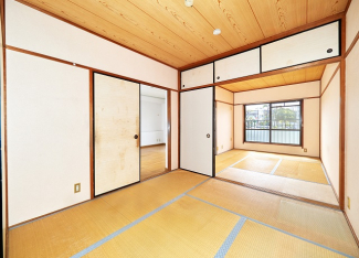 リビングの隣、6帖4.5帖続き和室の内、6帖和室を洋室に変更予定です。