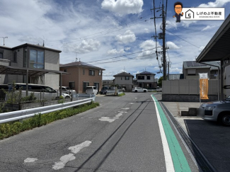 前面道路は約7ｍの広さがございます。車庫入れもスムーズに行えます。