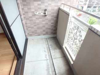 外からの目が気にならないバルコニーで洗濯物が干せます
