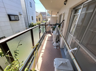 外からの目が気にならないバルコニーで洗濯物が干せます